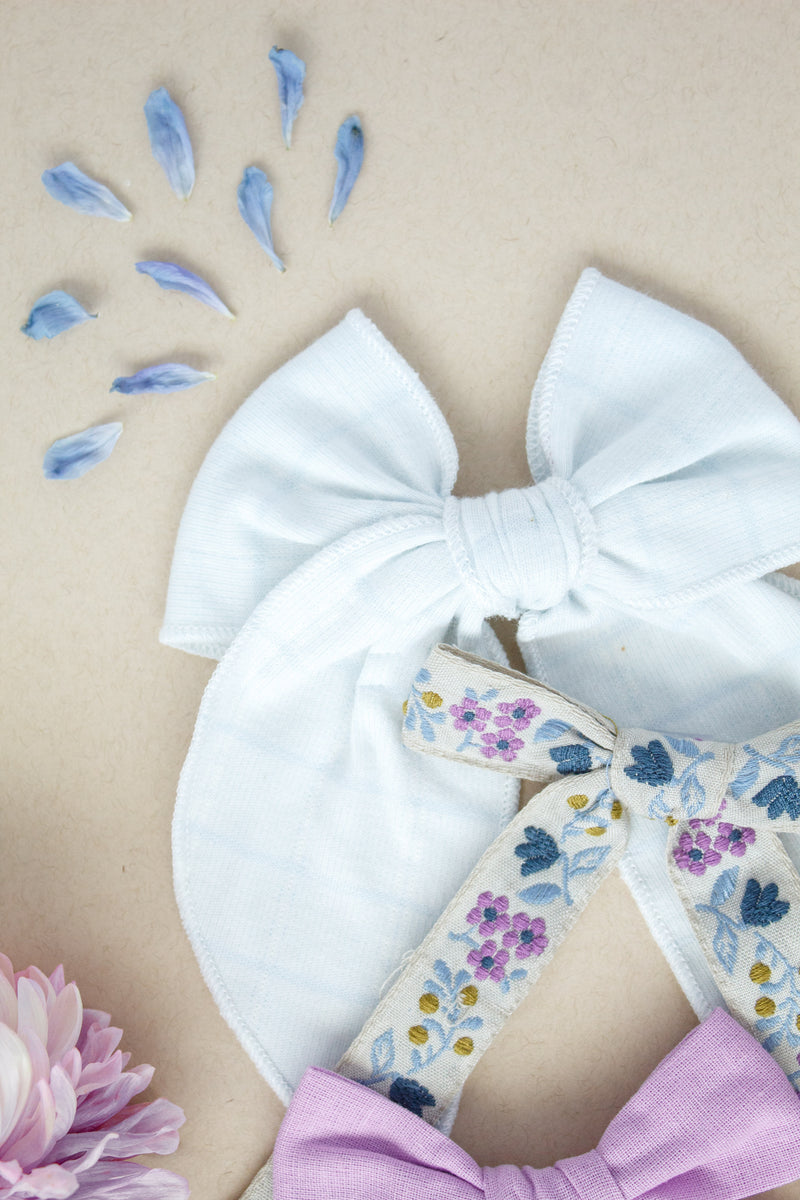 August 24 Subscription Bow Club Set