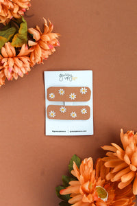 Embroidered Daisy Snap Clip Set