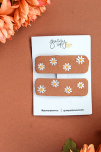 Embroidered Daisy Snap Clip Set